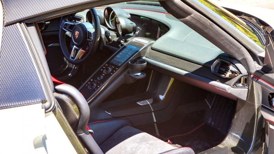 Интерьер Porsche 918 Spyder Weissach Package (472) 2015 года  (фото 2 из 20)